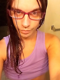 T-girl slut is baring it all on pics