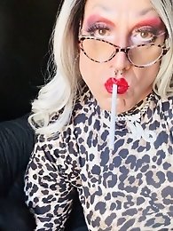 Marilyn hot shemale masturbates burning her pussy with a cigarette